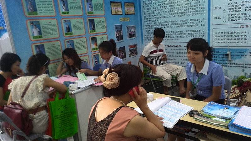 金沛教育工作人員為意向學(xué)員解答疑問(wèn)