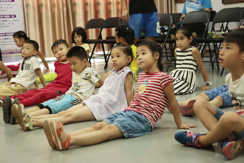 金沛小學(xué)員在認真聽(tīng)教員講解