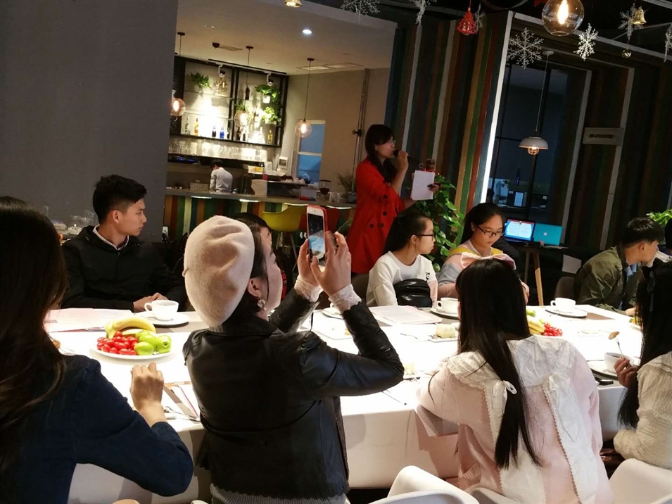 馮老師在講解日語(yǔ)學(xué)習