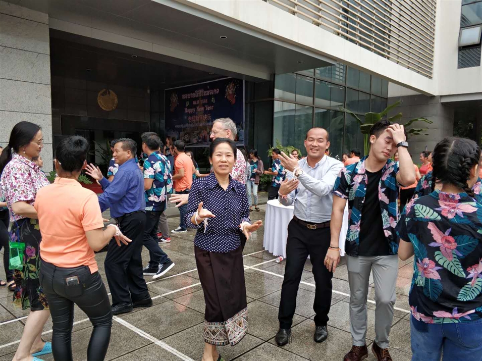 老撾駐南寧總領(lǐng)事萬(wàn)?！ぞS麗雅彭女士與廣西金沛教育執行董事粟宥朝先生一起在總領(lǐng)事館廣場(chǎng)載歌載舞