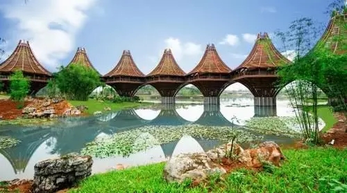 圖為中國-東盟友誼館。該建筑以廣西的風(fēng)雨橋為原型，寓意“手拉手，心連心”。表達中國與東盟十國睦鄰友好、合作共贏(yíng)之意。