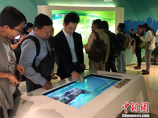 柬埔寨主流媒體采訪(fǎng)團參觀(guān)南寧市規劃館。