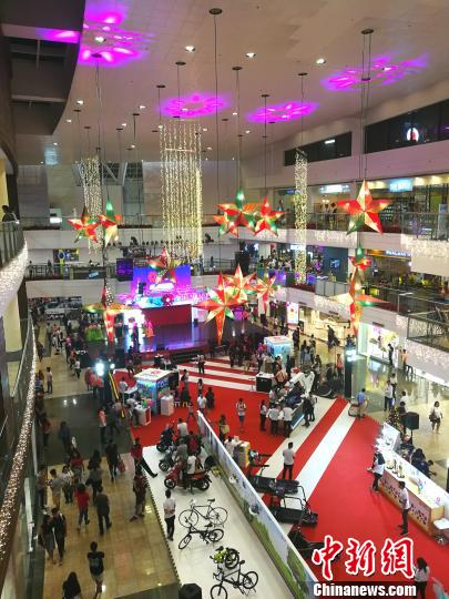 圖為馬尼拉馬卡蒂一商場(chǎng)，開(kāi)始歲末大促銷(xiāo)，青年人消費暢旺。 關(guān)向東 攝