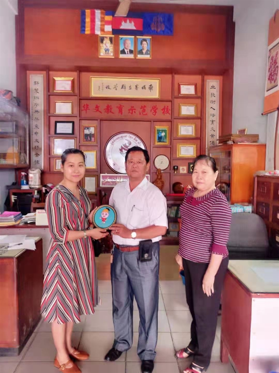 與柬埔寨立群學(xué)校謝校長(cháng)（左一）和蕭主任（右一）合影