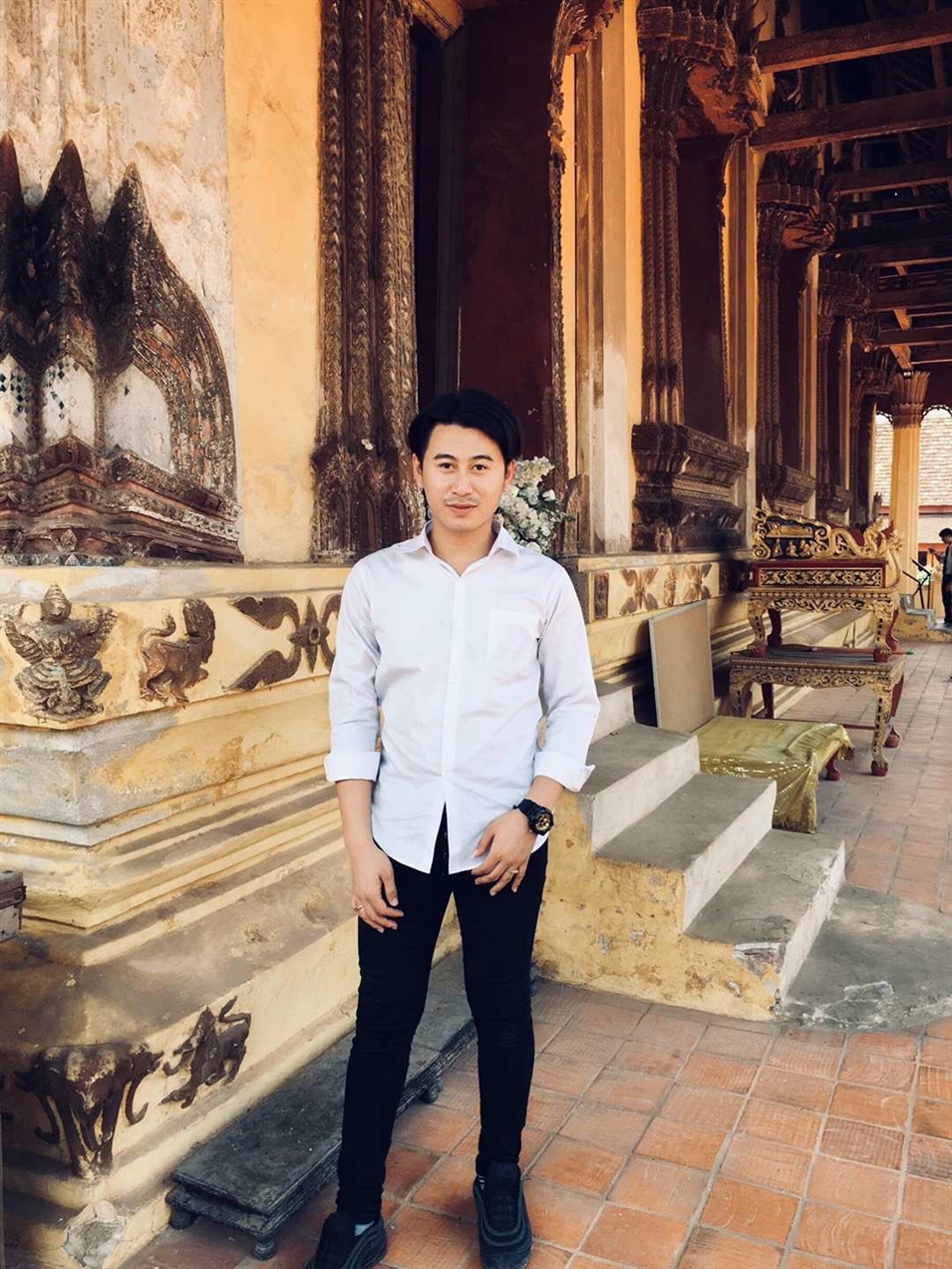 基諾，老撾首都萬(wàn)象人，老撾國立大學(xué)文學(xué)院德語(yǔ)系大二學(xué)生， 